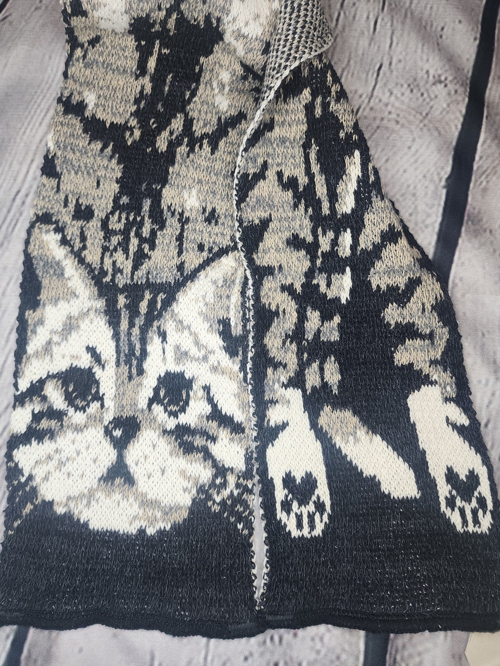Hand-Knit Cat Pattern Scarf - Black & Cream - Picture 5 of 6